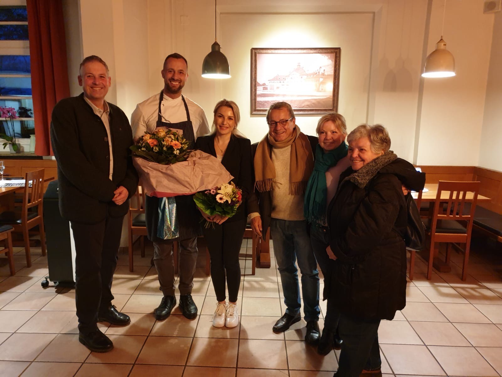 oto von links – rechts: Christoph Leberle (AR-Vs.), Kamil Burgos (Pächter), Stephanie Moor (Partnerin), Rainer Beyer (nebenamtlicher Vorstand), Benita Hrastovic (hauptamtliche Vorständin), Gerda Wage  (nebenamtliche Vorständin).